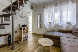 een woonkamer met een bank en een tafel bij Apartment Yula in Zadar +26 foto's