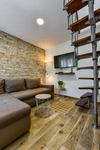 Televízia a/alebo spoločenská miestnosť v ubytovaní Apartment Yula