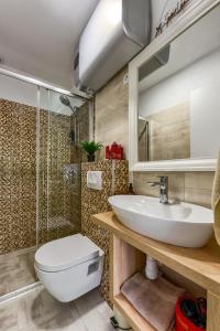 een badkamer met een wit toilet en een wastafel bij Apartment Yula in Zadar