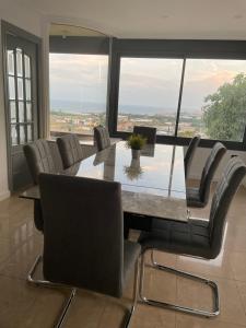 uma sala de jantar com uma mesa e cadeiras com vista em Kornelijas House em Santa Susanna