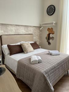 - une chambre avec un lit et 2 serviettes dans l'établissement Domus Capodimonte, à Naples