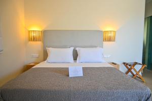 Posteľ alebo postele v izbe v ubytovaní Schinoza Luxury Suites