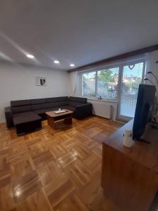 ein Wohnzimmer mit einem Sofa und einem Tisch in der Unterkunft Pětadvacítka in Česká Skalice