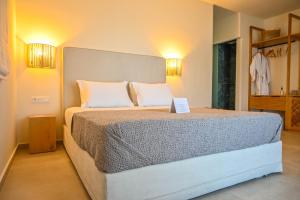 Posteľ alebo postele v izbe v ubytovaní Schinoza Luxury Suites