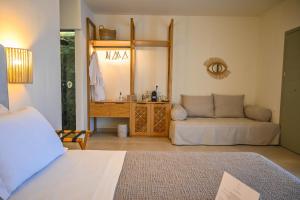 Posteľ alebo postele v izbe v ubytovaní Schinoza Luxury Suites