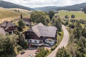 eine Luftansicht eines großen Hauses mit einer Straße in der Unterkunft stuub jostal in Titisee-Neustadt