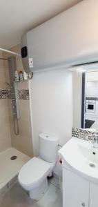 a white bathroom with a toilet and a sink at MAISON APPARTEMENT TOUT CONFORT À 10mn des plages in Montpellier +55 photos