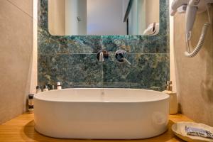 Kúpeľňa v ubytovaní Schinoza Luxury Suites