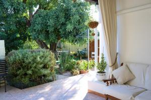 sala de estar con sofá y algunas plantas en La Casa del Carrubo en Cagliari