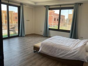 Ένα ή περισσότερα κρεβάτια σε δωμάτιο στο Near Mall Masr - Families only - 6 october - Luxury town house +12 φωτογραφίες
