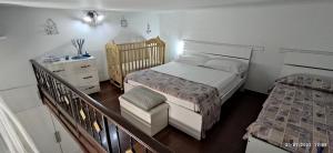 - une chambre avec un lit et une commode dans l'établissement Holiday House Piccirillo, à Vietri