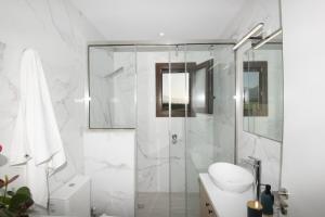 A bathroom at Seafront Villa Eirini