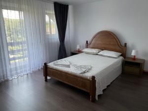 Łóżko lub łóżka w pokoju w obiekcie Cazare Vila Maria