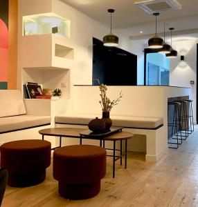 ein Wohnzimmer mit einem Sofa und einem Tisch in der Unterkunft Superbe maison avec patio - Famille - Entreprise in Toulouse