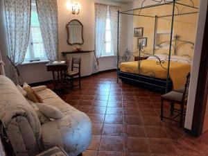 TiglioleにあるGuest House La Carolinaのベッドルーム1室(ベッド1台、ソファ付)