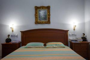 1 dormitorio con 1 cama y una foto en la pared en Βίλα για όλες τις εποχές του χρόνου, en Kozani