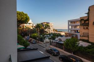 uma vista para uma cidade com carros estacionados numa rua em Aldis Hotel em Durrës
