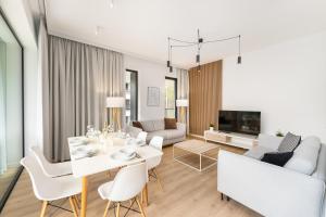 TV a/nebo společenská místnost v ubytování CHILLIapartamenty - DESIGNER apartament z dużym tarasem w Shellter Resort & Spa koło Kołobrzegu