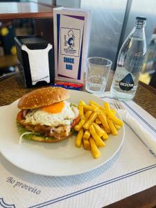 Comida en o cerca de este hotel