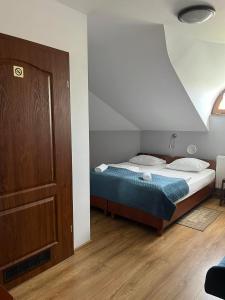 Ένα ή περισσότερα κρεβάτια σε δωμάτιο στο Kamienica przy Bramie