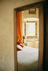 una camera da letto con un letto e una finestra di Château de la Cressonnière a Antigny Altre 14 foto