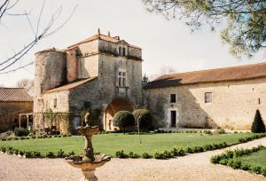 un edificio con una fontana in mezzo a un cortile di Château de la Cressonnière a Antigny