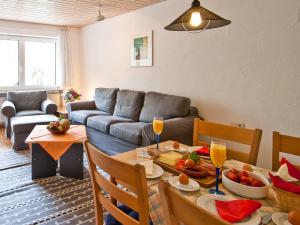 普夫龍滕的住宿－基恩伯格公寓，客厅配有桌子和沙发