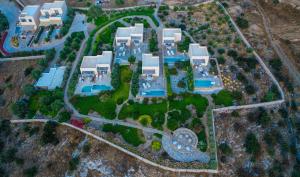 une vue aérienne sur un grand domaine avec des bâtiments dans l'établissement Schinoza Luxury Suites, à Schinoussa