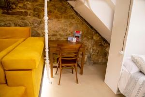 a dining room with a table and a couch at Apartamento Ciudad Vieja Coruña in A Coruña