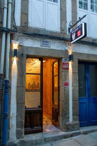 un edificio con una puerta y una señal en él en Apartamento Ciudad Vieja Coruña, en A Coruña