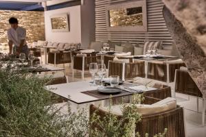Reštaurácia alebo iné gastronomické zariadenie v ubytovaní Ios Palace Hotel & Spa