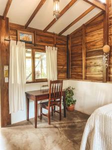 Schlafzimmer mit einem Holzschreibtisch und einem Stuhl in der Unterkunft Casa Papaki in Mérida