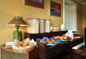 un tavolo con cesti di prodotti da forno di Skaket Beach Motel a Orleans