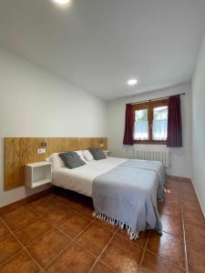 ein Schlafzimmer mit einem großen Bett in einem Zimmer in der Unterkunft Apartamento familiar cercano a playa de Rodiles 1 in Selorio
