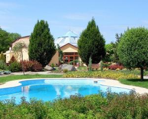 Bazén v ubytování Hotel Harmonie nebo v jeho okolí
