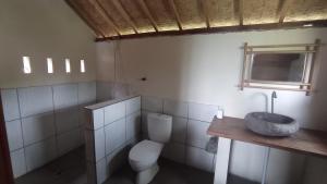 ein Bad mit einem WC und einem Waschbecken in der Unterkunft Hakiki Inn Bungalows in Tetebatu