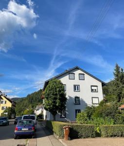 una casa bianca sul lato di una strada di Wehr Orchidee Apartment a Wehr