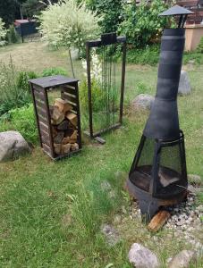 grill z stosem drewna na podwórku w obiekcie Wynajem pokoi WIKI w mieście Mikołajki