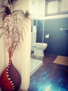 a bathroom with a vase with a plant in it at Virxen do Carmen 7 alojamiento in Puentecesures