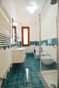 Kylpyhuone majoituspaikassa A DUE PASSI DALLA COSTIERA 2