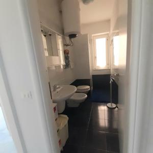 uma casa de banho com 2 WC e um lavatório em Appartamento Bouganville em Zambrone
