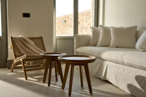Posezení v ubytování Ios Grand Pool Suites