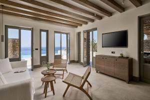 TV a/nebo společenská místnost v ubytování Ios Grand Pool Suites