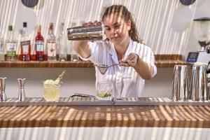 Nápoje v ubytování Ios Grand Pool Suites