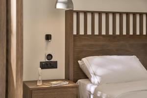 Postel nebo postele na pokoji v ubytování Ios Grand Pool Suites