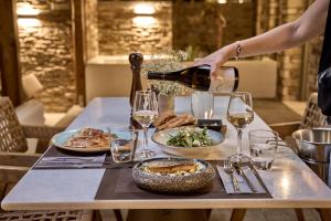 Nápoje v ubytování Ios Grand Pool Suites