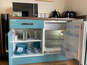 eine Küche mit einem blauen und weißen Kühlschrank in der Unterkunft The Count House in Saint Hilary