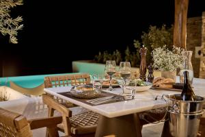 Nápoje v ubytování Ios Grand Pool Suites