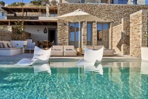 Bazén v ubytování Ios Grand Pool Suites nebo v jeho okolí