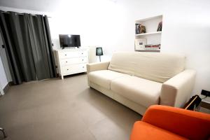 Televízia a/alebo spoločenská miestnosť v ubytovaní Palazzo Marletta Duomo Apartment